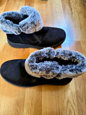 Khombu Black Suede Snow Boots